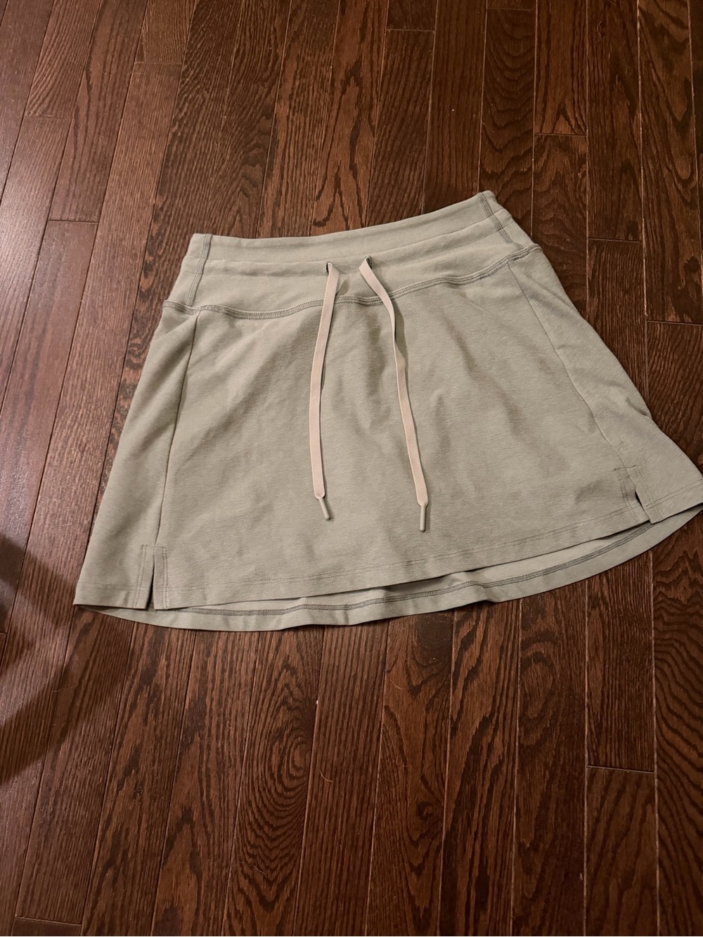 Beyond Yoga Spacedye Go Pocket Skirt in gray sage heather, size M